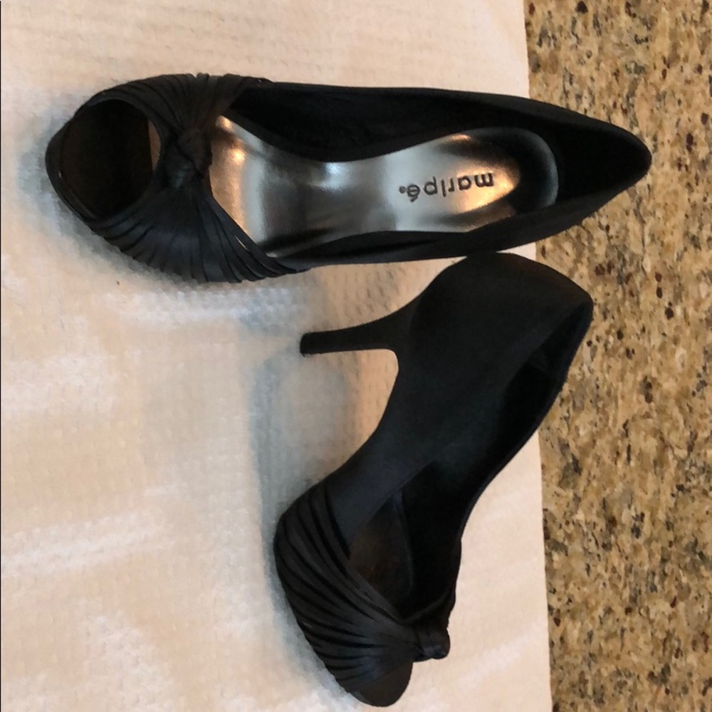 Black pumps